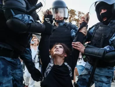 Масови арести в Москва заради протест срещу доживотното управление на Путин