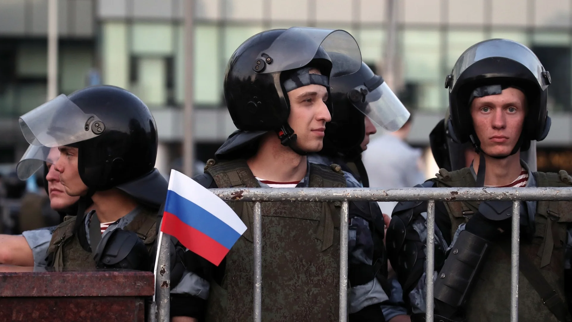 "Респект" по устав: Руската милиция подхвана мигрантите заради "Крокус Сити Хол" (ВИДЕО)