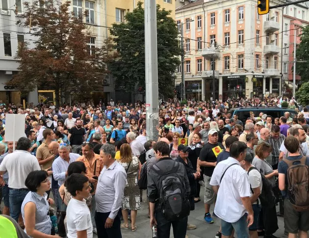 Хиляди на протест пред съда: Гешев е позор! (СНИМКИ И ВИДЕО)