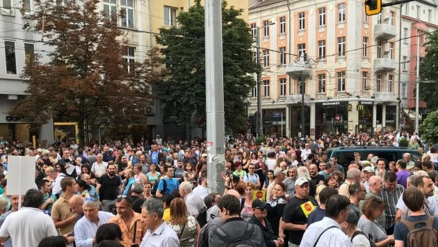 Хиляди на протест пред съда: Гешев е позор! (СНИМКИ И ВИДЕО)