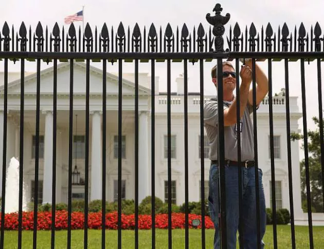 Започна същинската подмяна на оградата на Белия дом 