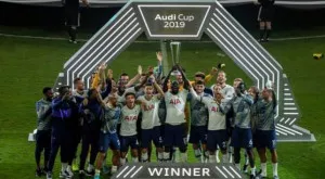 ВИДЕО: Звезда на Тотнъм вдигна трофея Audi Cup сякаш е Шампионска лига