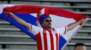 Само феновете в Парагвай могат да празнуват гол на любимия отбор така (ВИДЕО)