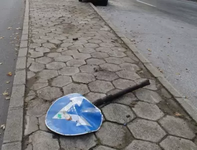 Жители на Благоевград не могат да стигнат до домовете си заради разбити улици 