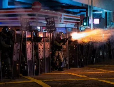 Полицията на Хонконг разгони протестиращи със сълзотворен газ   