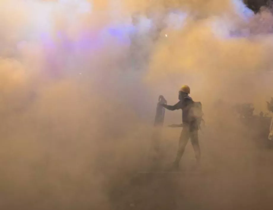 Сълзотворен газ срещу протестиращи в Хонконг, властите с предупреждение