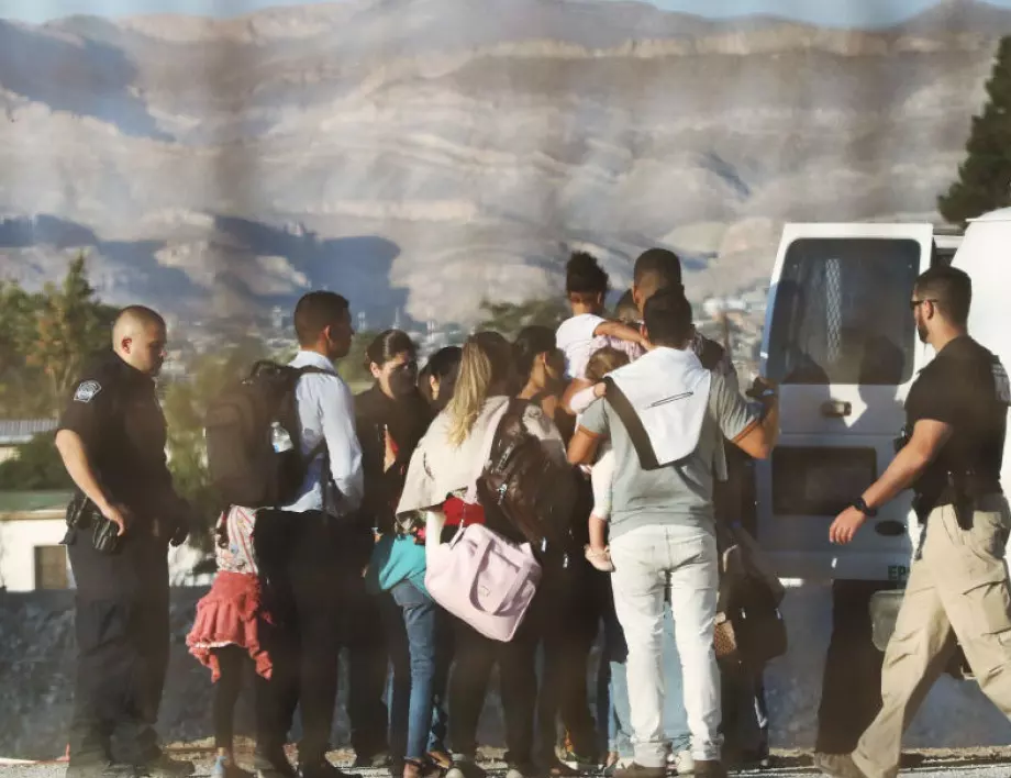 Задържаха 78 мигранти в камион в Северна Македония