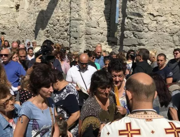 След 56 години: Отслужиха литургия в Потопената църква на Жребчево