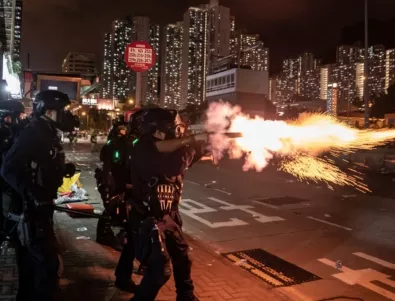 Полицията използва сълзотворен газ срещу протестиращи в Хонконг 