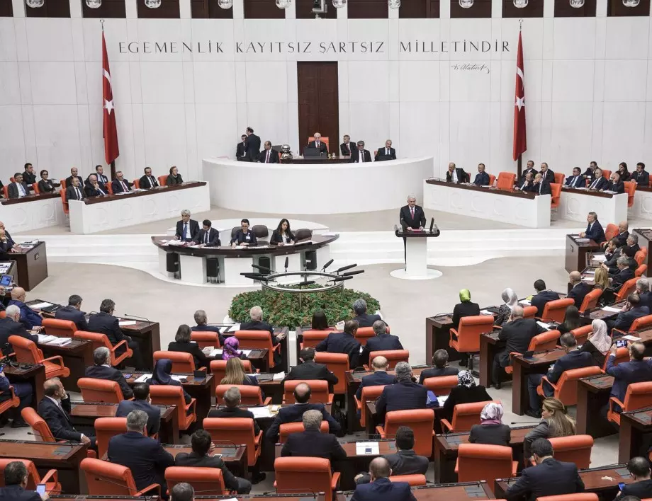 Турски депутати се биха в парламента заради Сирия