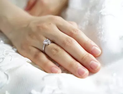Защо годежният пръстен се носи на различен пръст според културата?