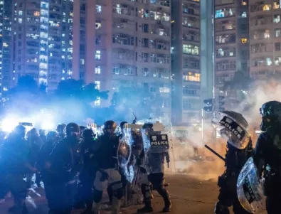 Сблъсъци между полиция и маскирани демонстранти на Хелоун в Хонконг