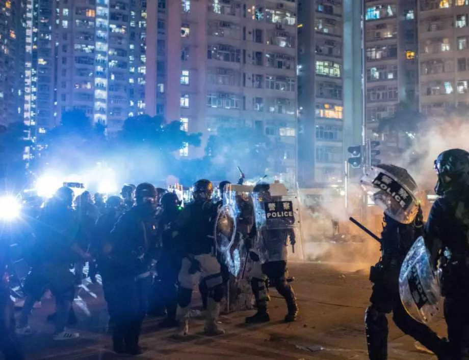Протестиращи организираха дръзко бягство от обсадения университет в Хонконг (ВИДЕО)