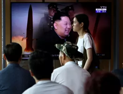 Ким Чен Ун заведе дъщеря си в завод за балистични ракети 