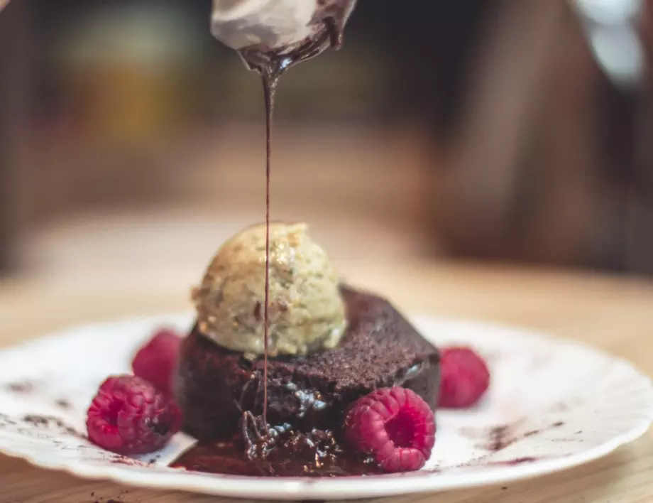 Лава кейк с тъмен шоколад - перфектният десерт
