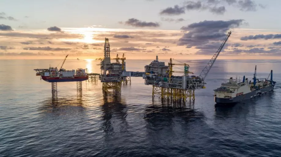 Взрив в най-голямата румънска петролна рафинерия на Черно море (ВИДЕО)