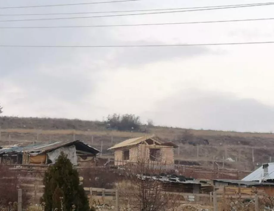 Мълчанието на чиновниците: Има ли нови незаконни постройки в ромската махала на Асеновград?