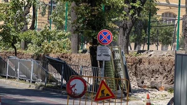 Ремонтират компрометираната ограда на II основно училище в Стара Загора