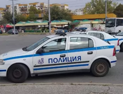 Полицаи срещу опашките пред магазините в Пловдив (ВИДЕО)