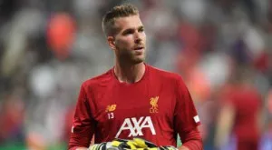 Нелепо: Фен контузил Адриан, Ливърпул остана с един вратар за мача със Саутхямптън (ВИДЕО)