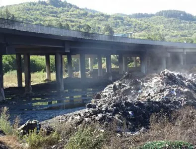 Твърдение: РИОСВ разрешила депониране на боклука, който затвори АМ 