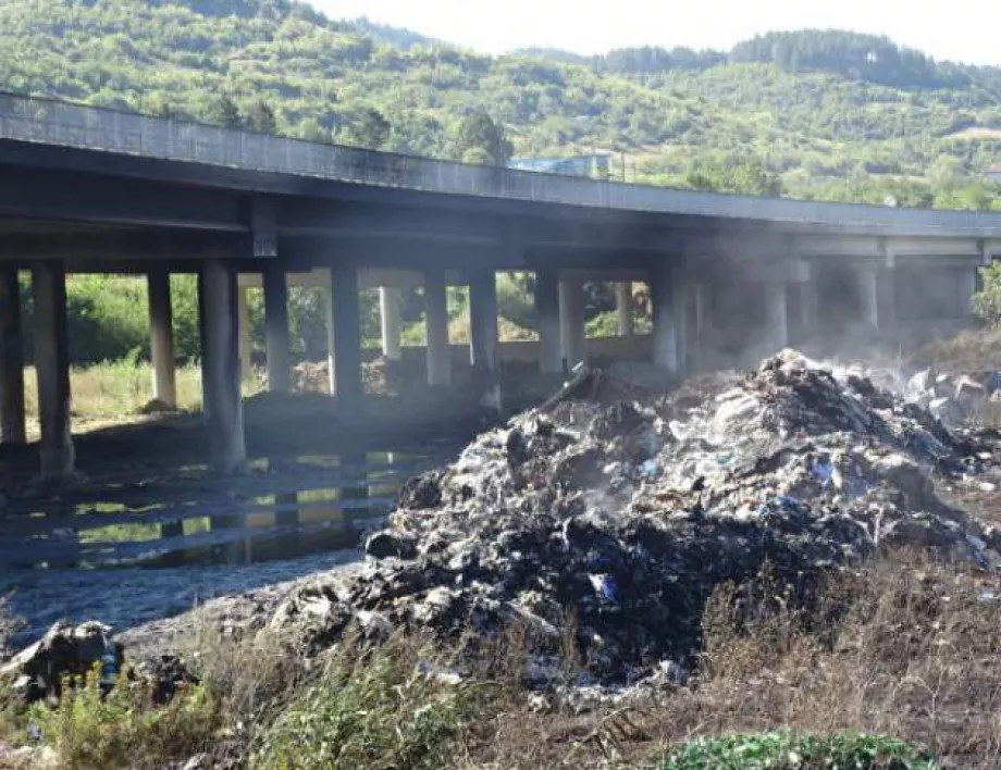 Прокуратурата обвини собственика на горящото депо за отпадъци под АМ "Струма"*