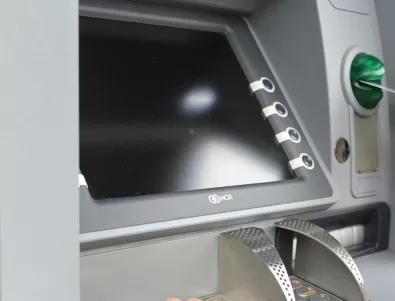 Хакер-крадец накара банкомат да изхвърли банкнотите на улицата