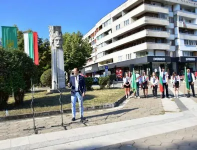 Враца поднесе цветя в знак на признателност пред революционера Никола Войводов