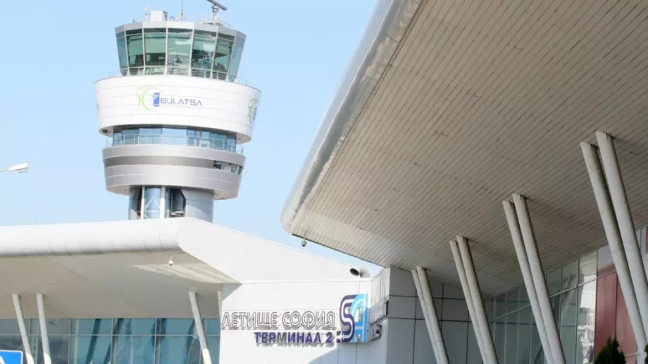 Около 200 туристи са били блокирани на Летище София заради отменен полет
