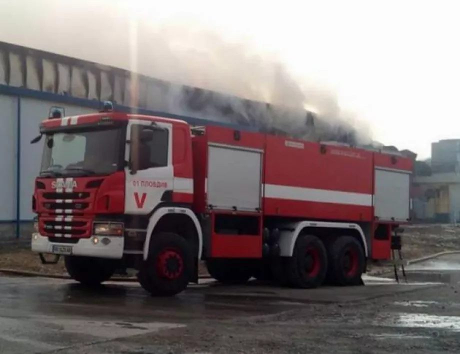 Гасиха пожар в склад на "Либхер", гори и сметището в Карлово