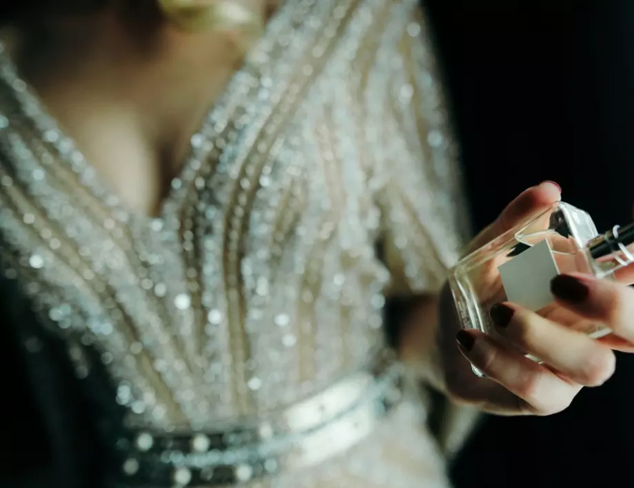 Коко Шанел представя легендарния парфюм Chanel No. 5