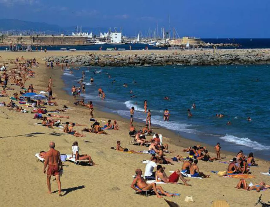 Бомба евакуира един от най-известните плажове в Барселона