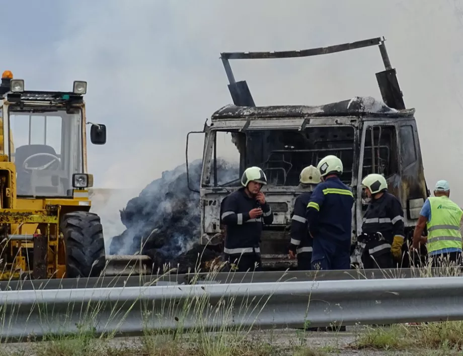ТИР със слама се запали и изгоря на магистралата край Радомир (СНИМКИ)