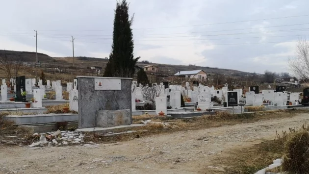 Включват още хора за почистване на гробищата в Асеновград