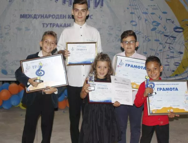 Млади русенски певци с награди от международен конкурс в Тутракан