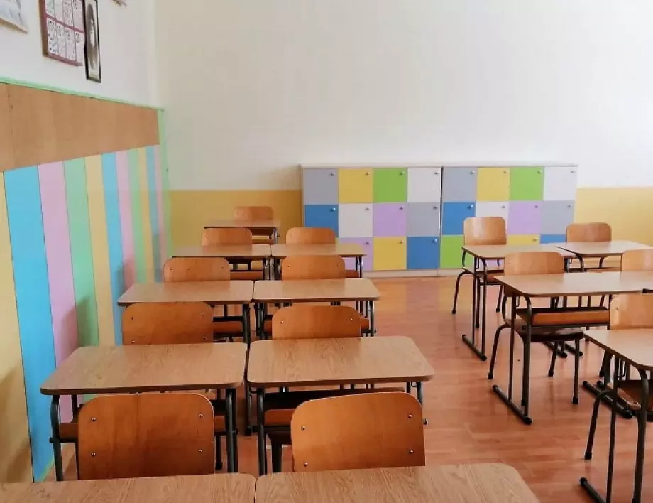 МОН: За момента няма решение за връщането на учениците в клас 
