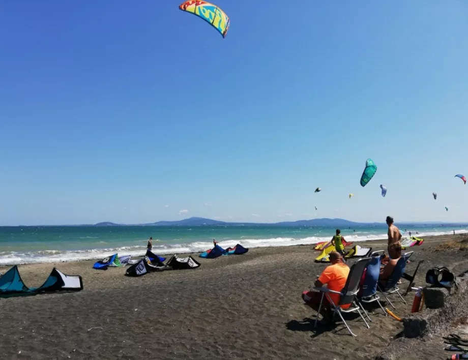 Кайтбордисти започват състезание с вятъра на северния плаж в Бургас