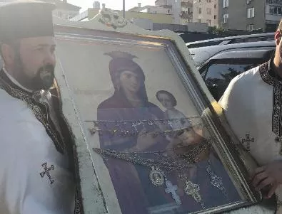 Двама владици и епископ първи се поклониха на чудотворните икони в Стара Загора (СНИМКИ) 