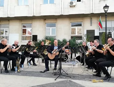 Есенните празници в Асеновград стартираха с музиката на любовта (ВИДЕО)