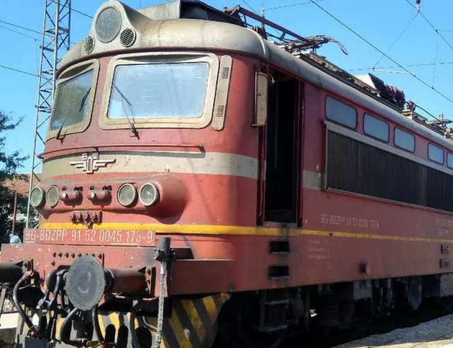 Пак инцидент в БДЖ - катастрофа между локомотив и влекач рани машинисти