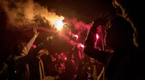 ВИДЕО: 25 000 фена разтресоха Истанбул за идването на Фалкао