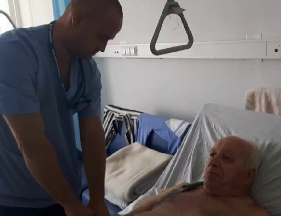 Лекари от Бургас спасиха ръката на мъж по уникален начин