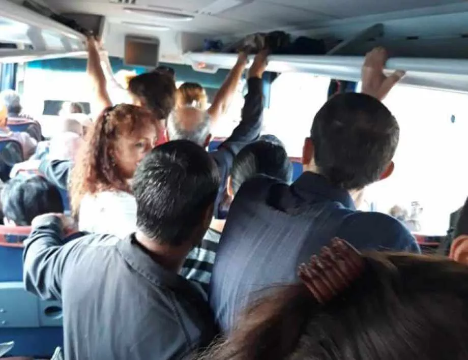 80 души пътуват в автобус за 50 заради повреден влак