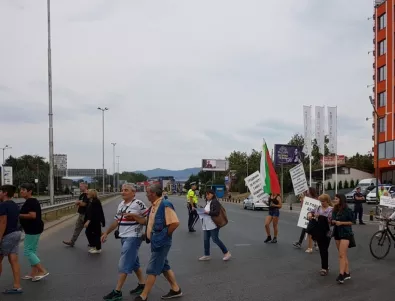 Жители на „Горубляне“ подновиха протестите на „Цариградско шосе“  (СНИМКИ) 
