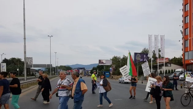Жители на „Горубляне“ подновиха протестите на „Цариградско шосе“  (СНИМКИ) 