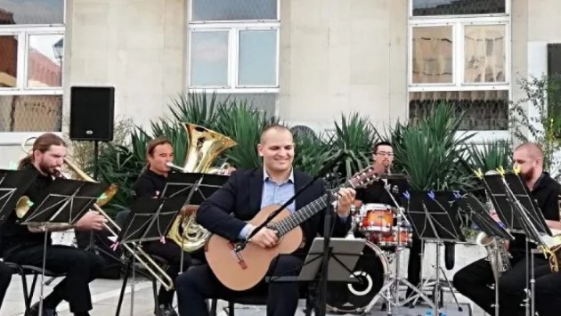 Едно интервю за любовта на асеновградчанин към музиката и Франция