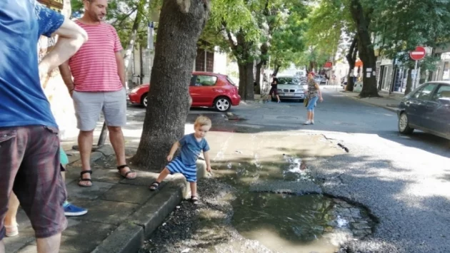 Дупки, пълни с мръсна вода, създават проблем на пазар „Краснодар“ в Бургас