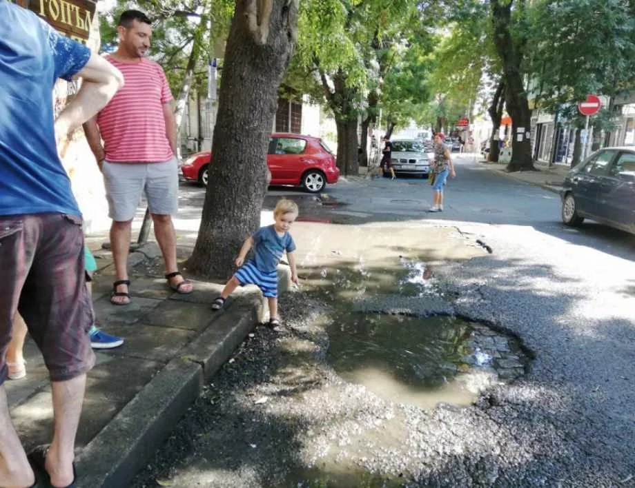 Дупки, пълни с мръсна вода, създават проблем на пазар „Краснодар“ в Бургас