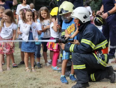 С посещение в детска градина пловдивски огнеборци отбелязаха Седмицата на пожарната безопасност (СНИМКИ)