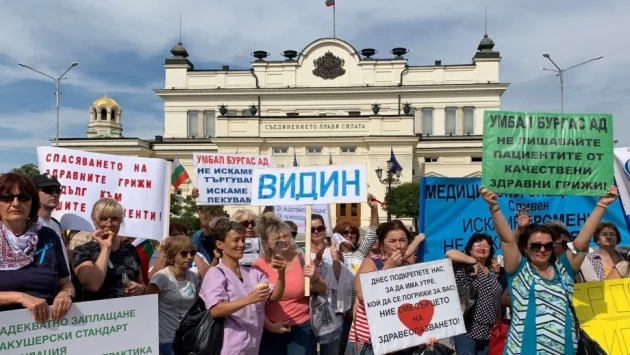 Медицинските сестри с протестна палатка пред Народното събрание